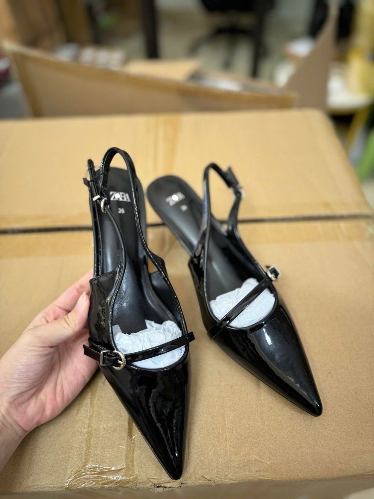 Guốc mũi nhọn ZARA màu đen bóng