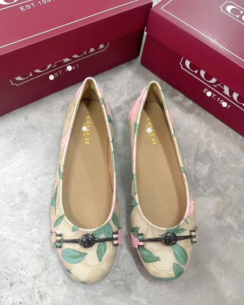 Giày bệt coach hoa khoá đen