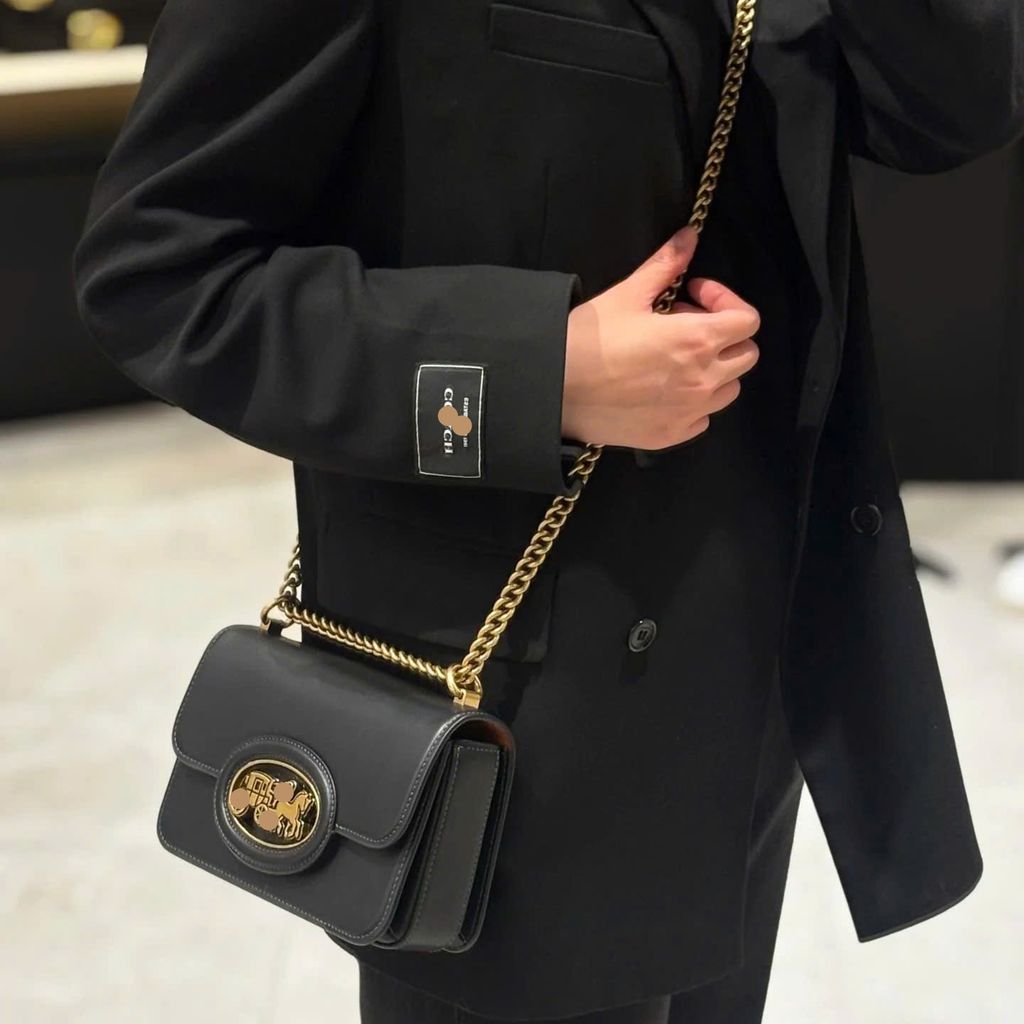 Coach Hero With Horse And Carriage Print đen