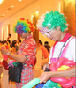 Chú Hề Làm Bóng Cho Bé