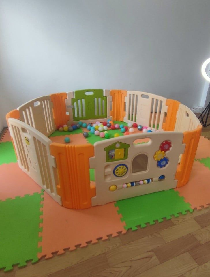  Quây 6 cạnh có cửa và đồ chơi màu be 
