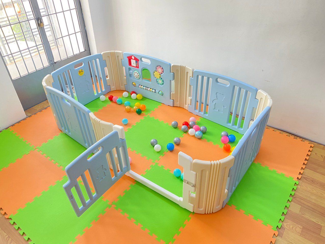  Quây 6 cạnh có cửa và đồ chơi màu xanh trắng 