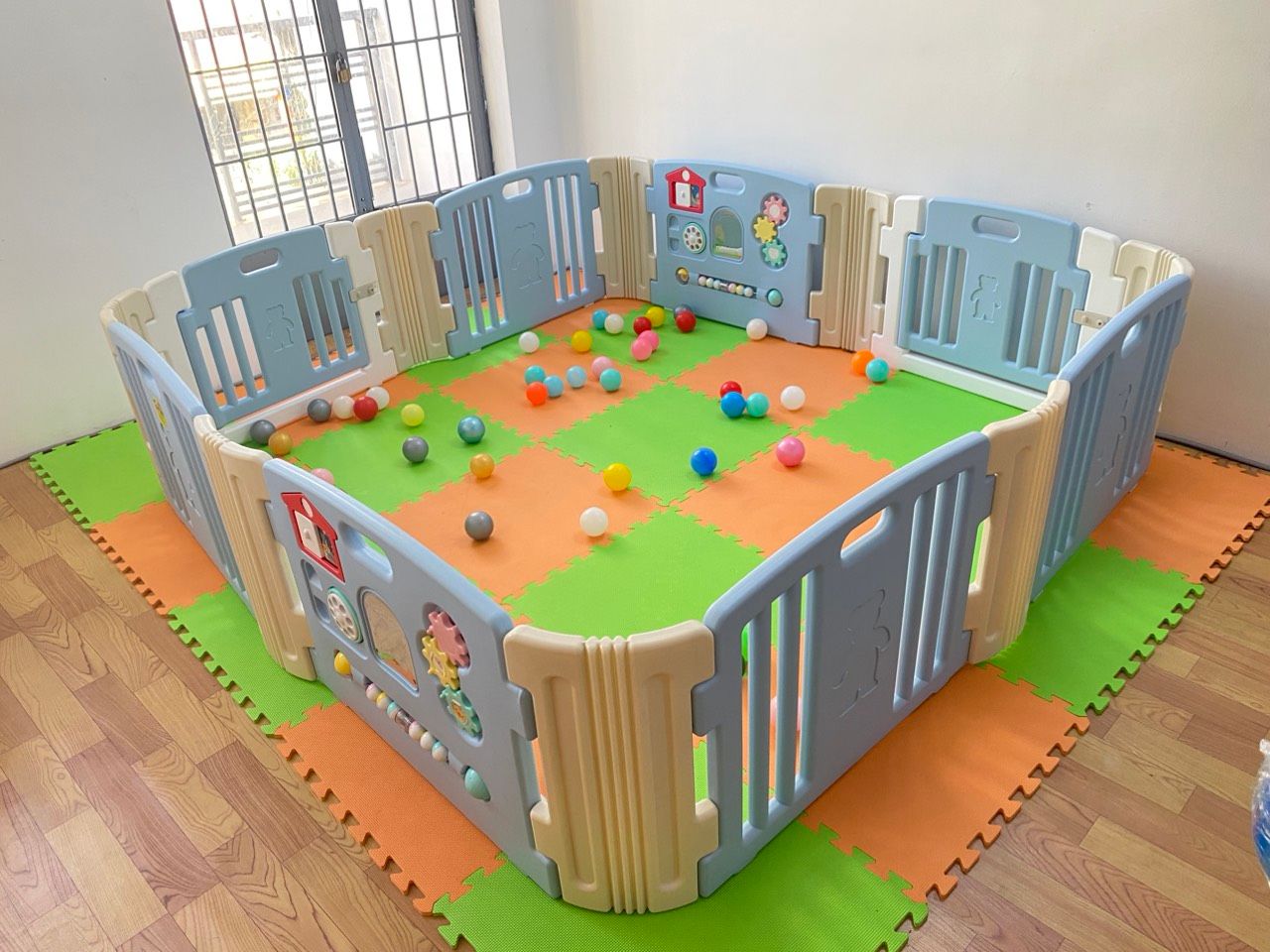  Quây 8 cạnh có cửa và đồ chơi màu xanh trắng 