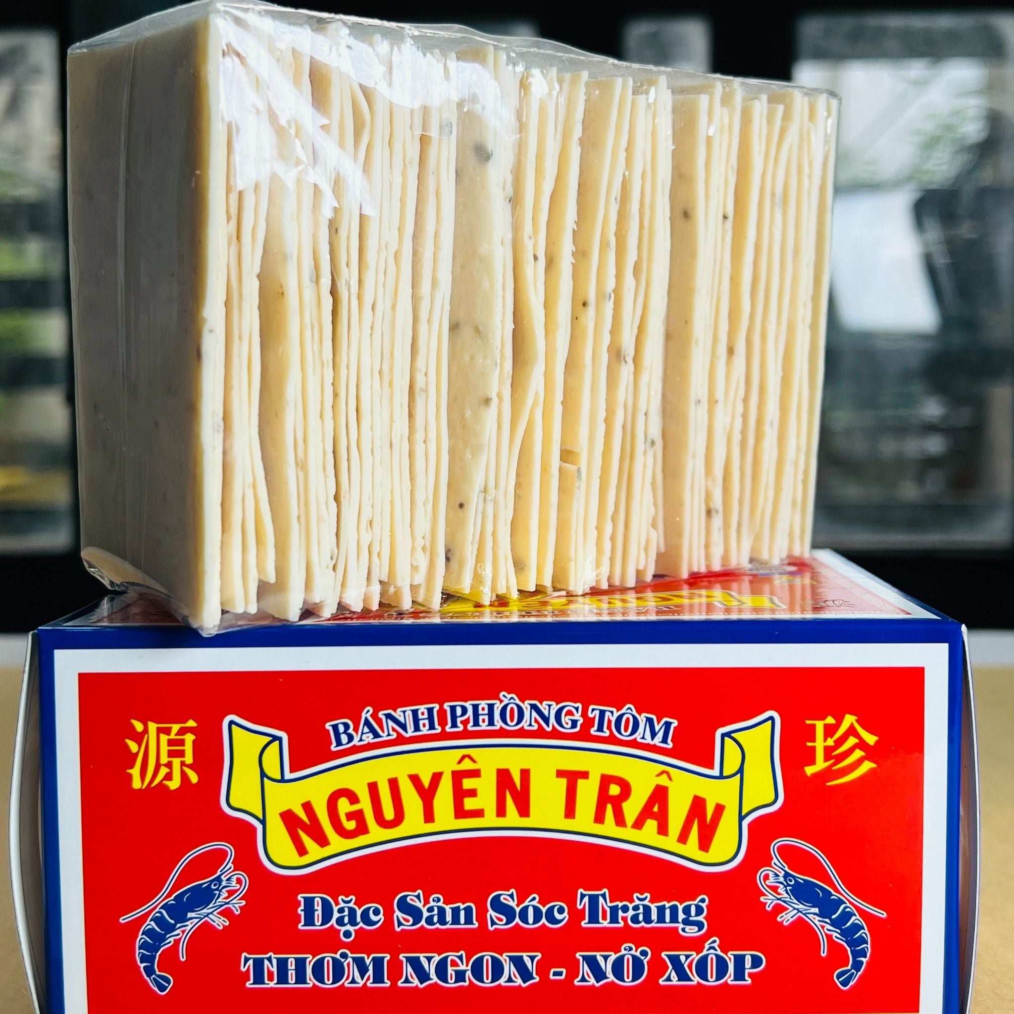  Bánh phồng tôm Sóc Trăng hiệu Nguyên Trân, loại cao cấp viền xanh (60% Tôm) 500gr 