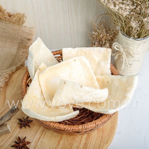 Đĩa bánh phồng tôm chiên giòn dùng kèm gỏi hoặc chấm tương ớt, món khai vị hấp dẫn