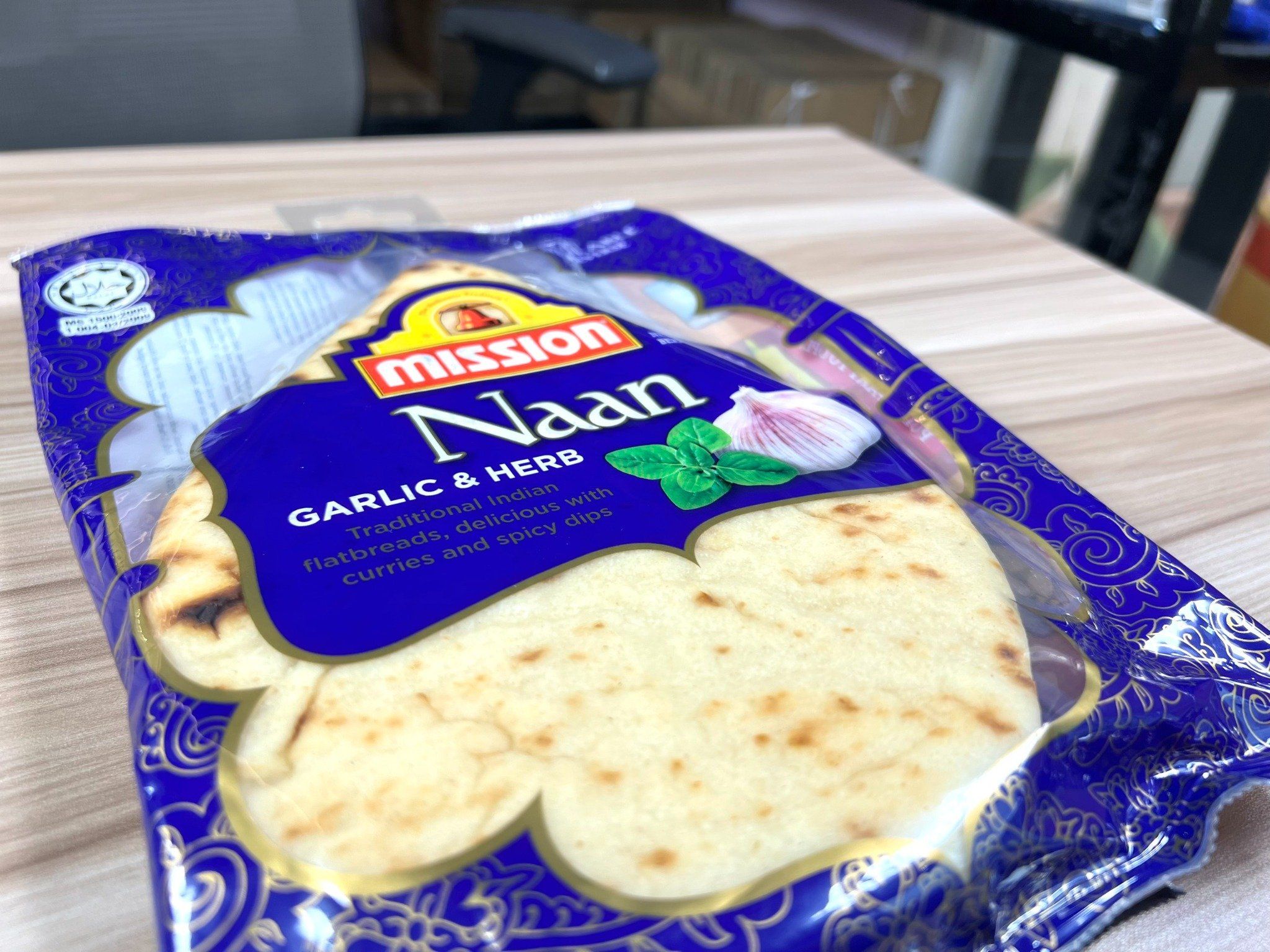 banh naan an do vi toi rau thom mission naan garlic herb 4pics 320gr goi