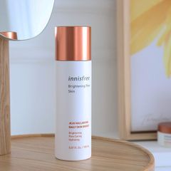 Nước Hoa Hồng Dưỡng Trắng Da Dòng Quýt Hallabong Innisfree Brightening Pore Skin 150ml ( Mẫu Mới )