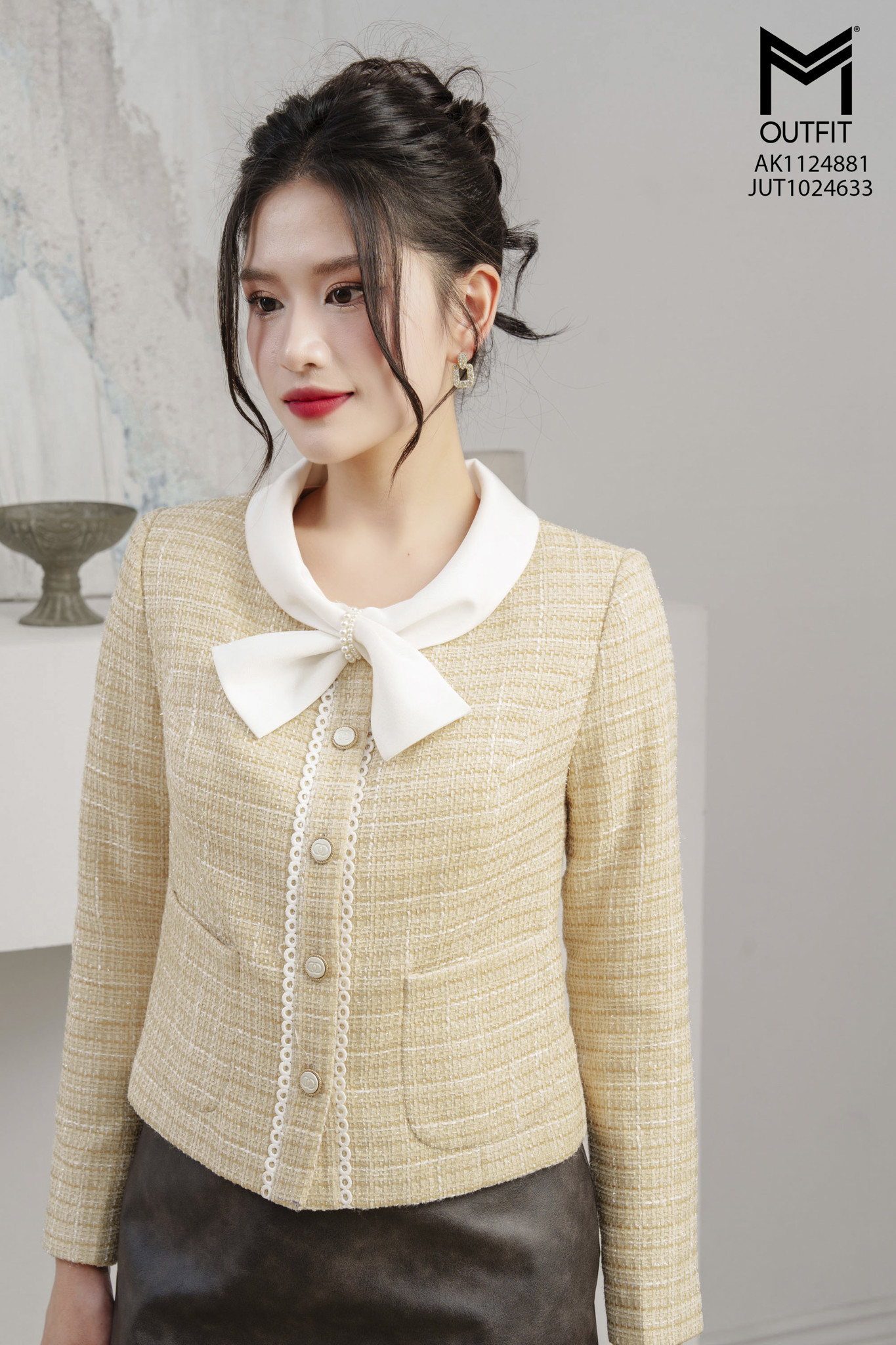 Áo khoác dạ tweed dáng suông eo cổ phối lụa trắng