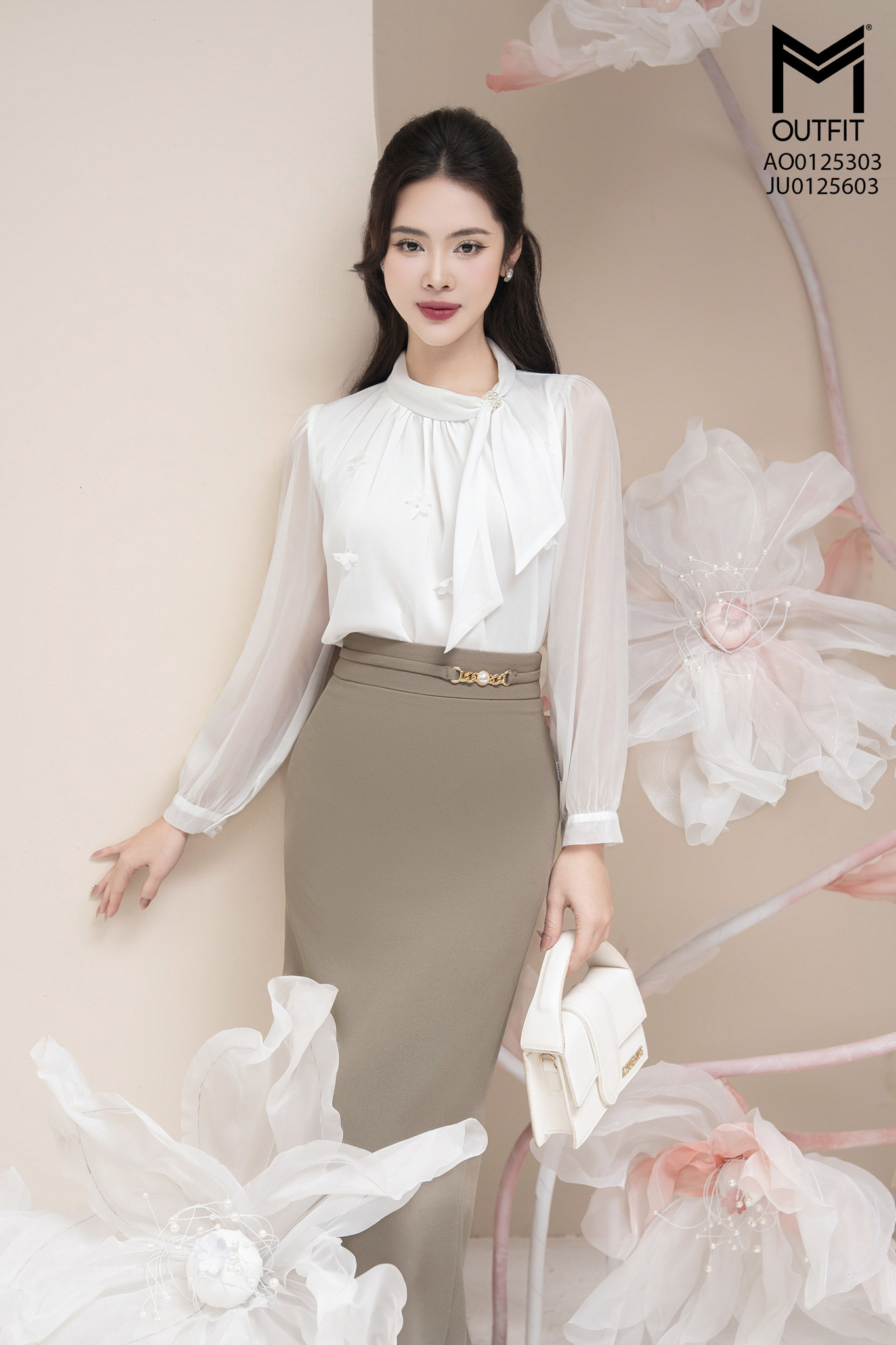 Áo sơ mi lụa dài tay phối tơ cổ bẻ ập đính hoa thân áo