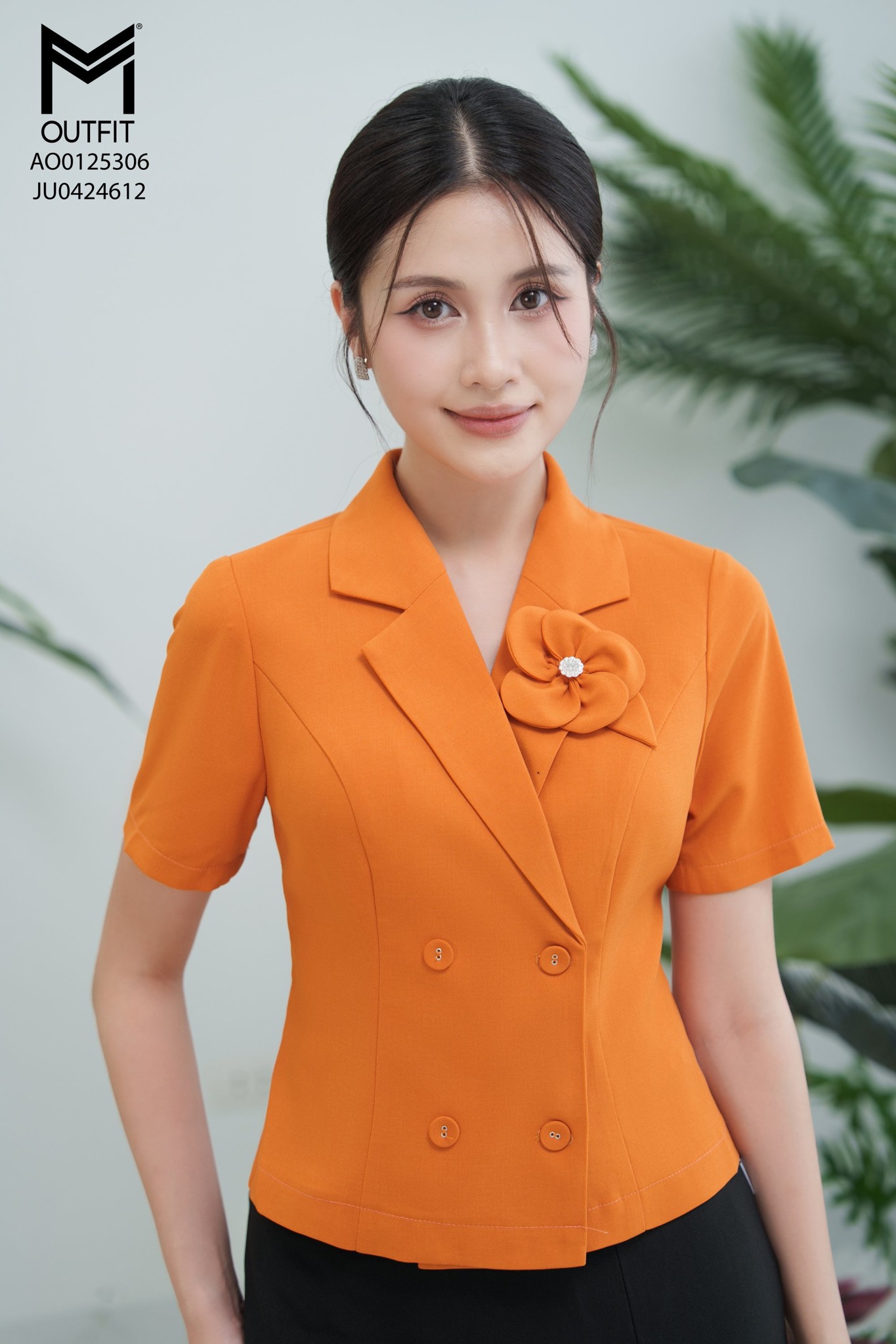 Áo sơ mi cổ 2 ve 4 cúc bọc, đính hoa ở cổ áo