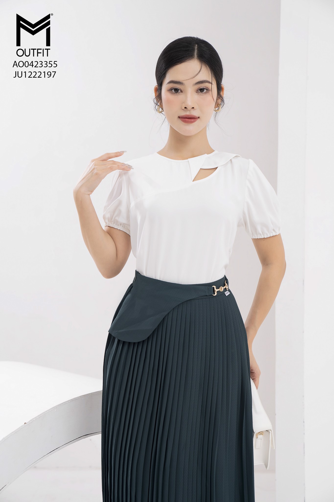 Áo sơ mi tay chun, tà bong xoắn hở