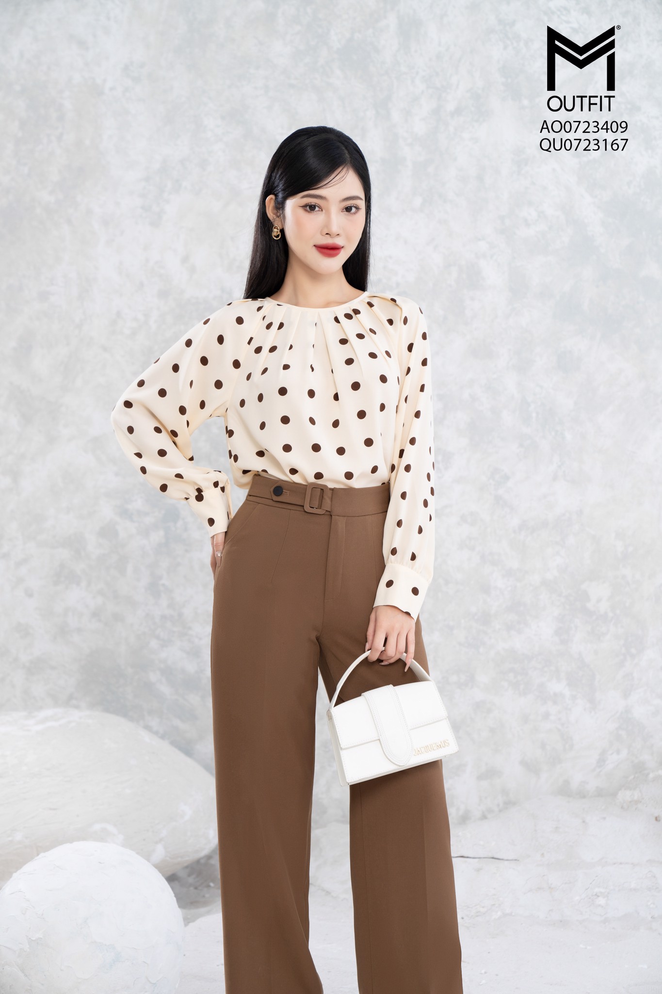 Áo sơ mi lụa chấm bi to