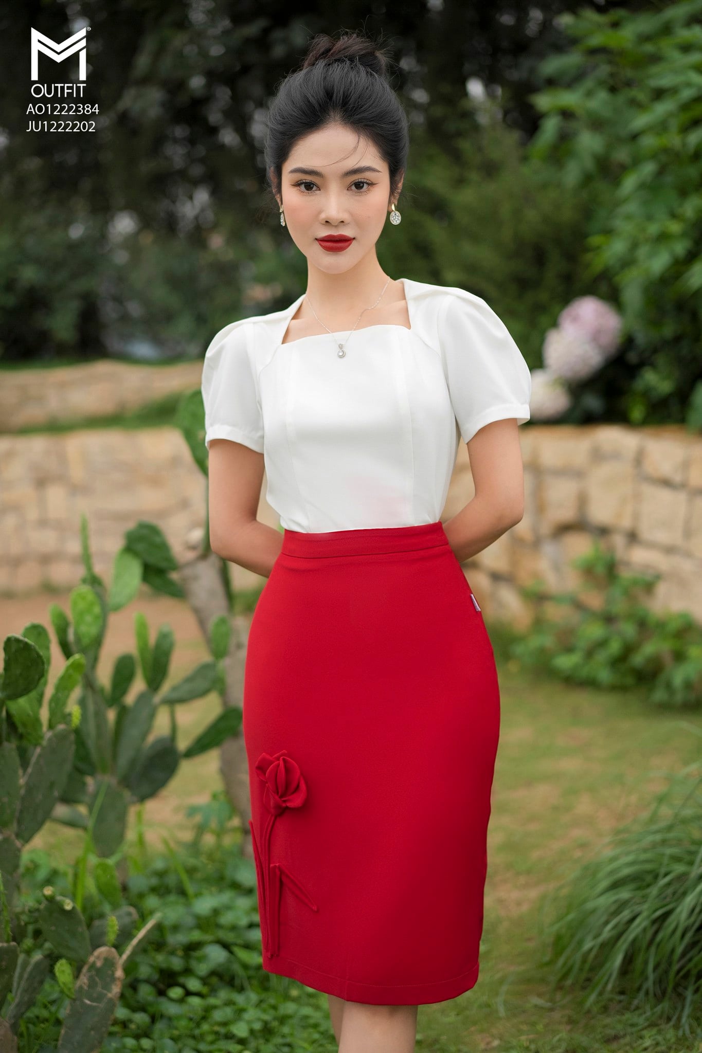 Áo sơ mi cộc tay, dáng ôm eo