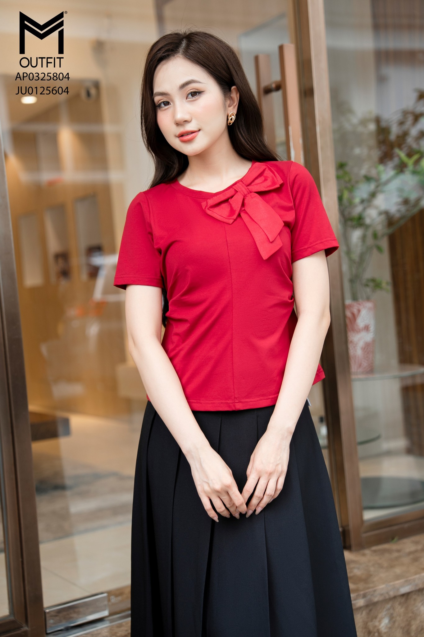 Áo thun cách điệu đính nơ cổ