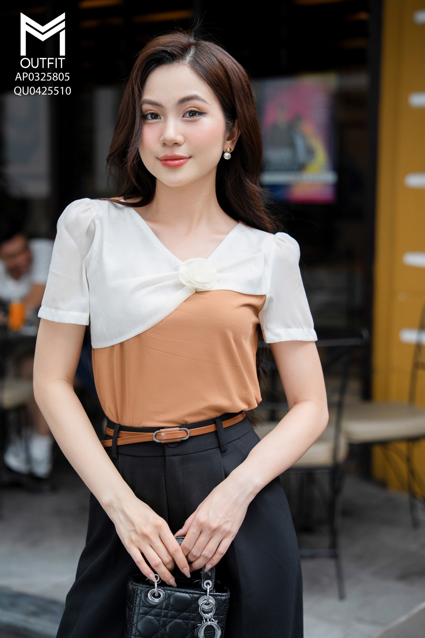 Áo phông cổ tim lệch phối tơ ngực đính hoa