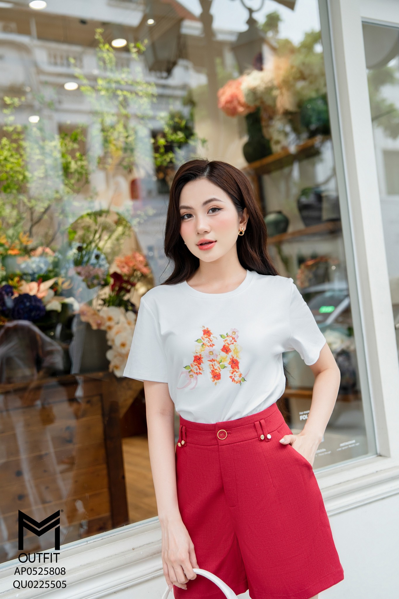 Áo phông in hình chữ M bằng hoa