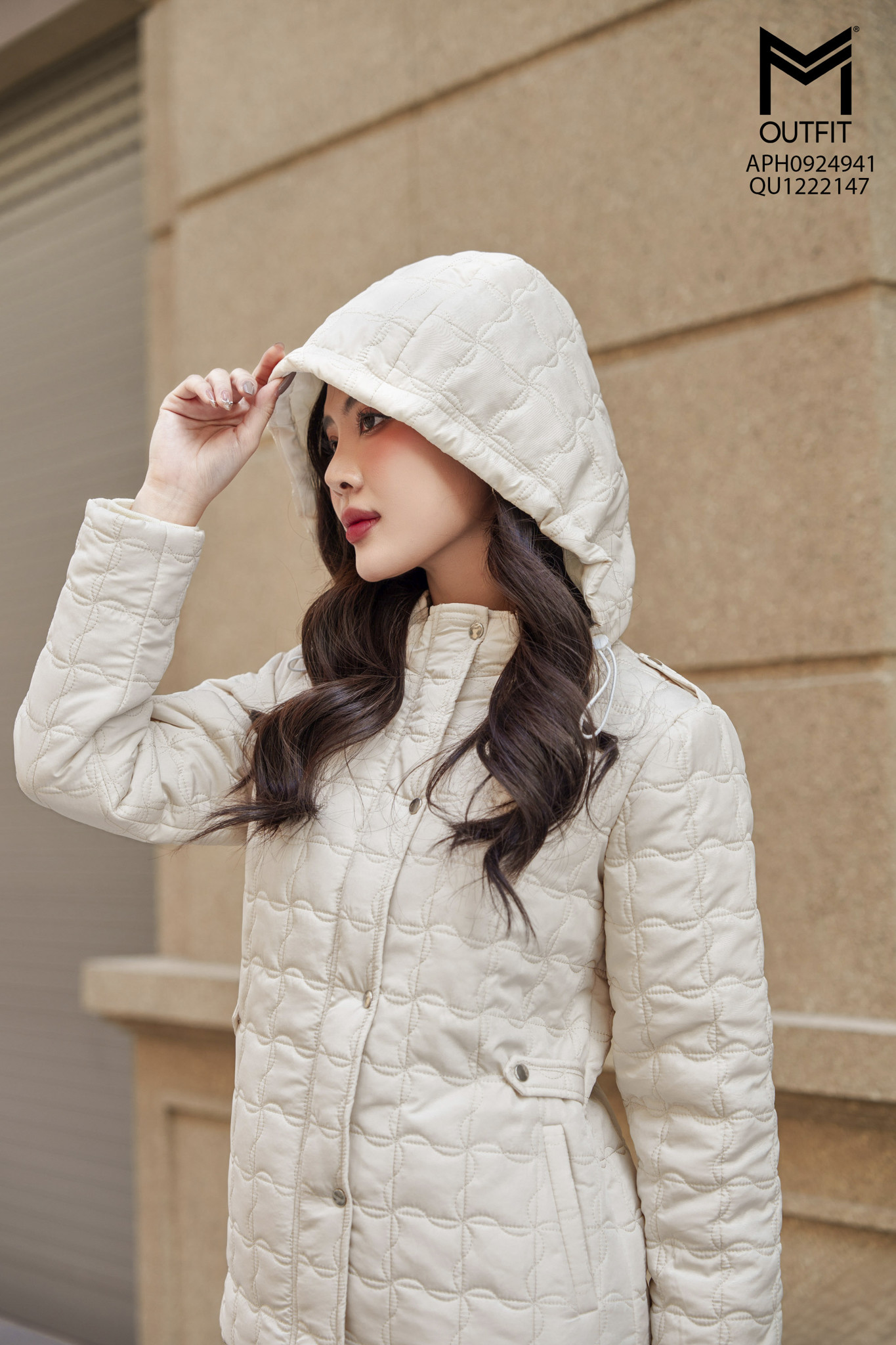 Áo phao dáng ngắn cổ bẻ đính cá vai và eo