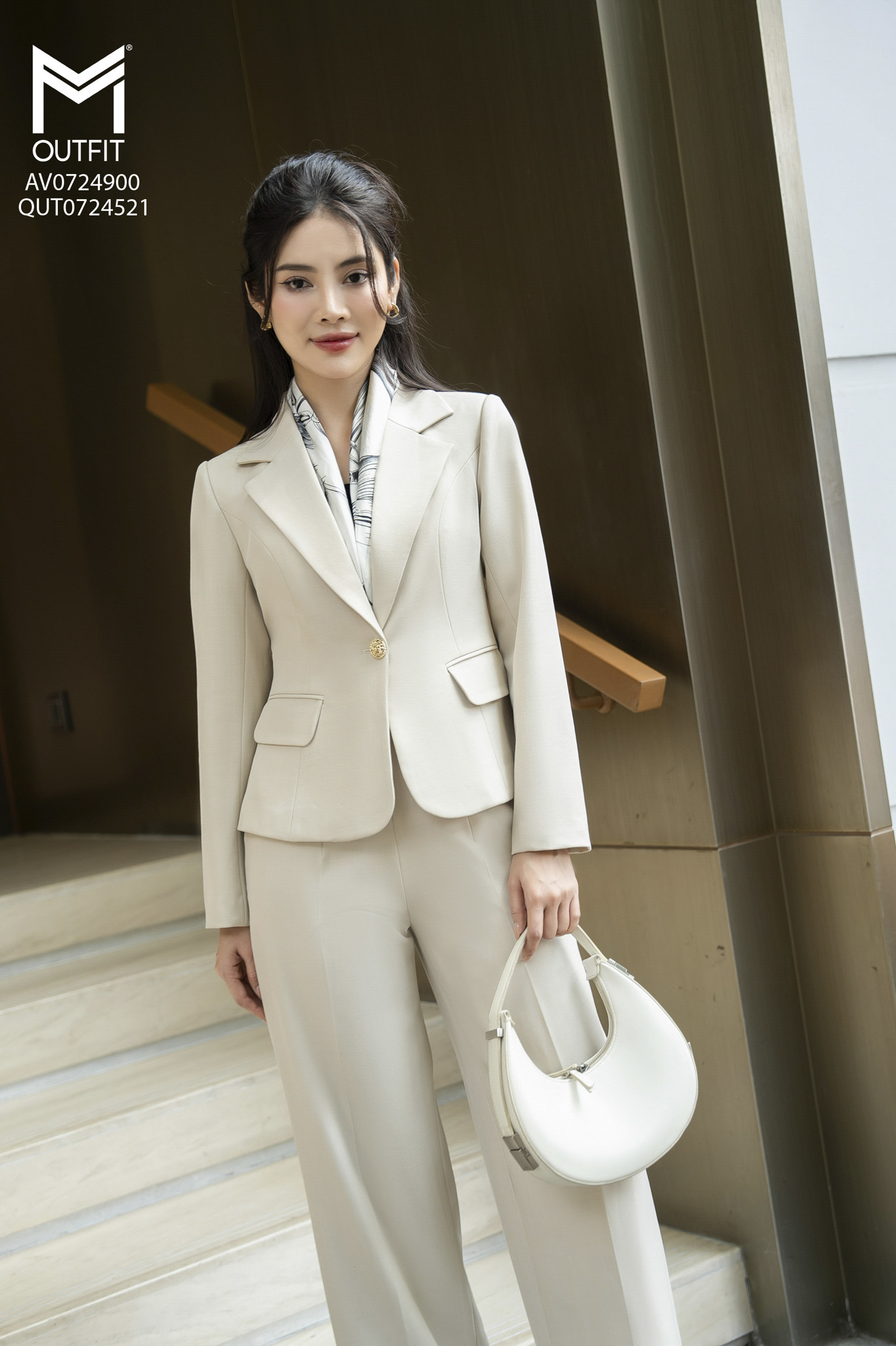 Áo vest dáng ôm kết hợp với quần QUT0724521