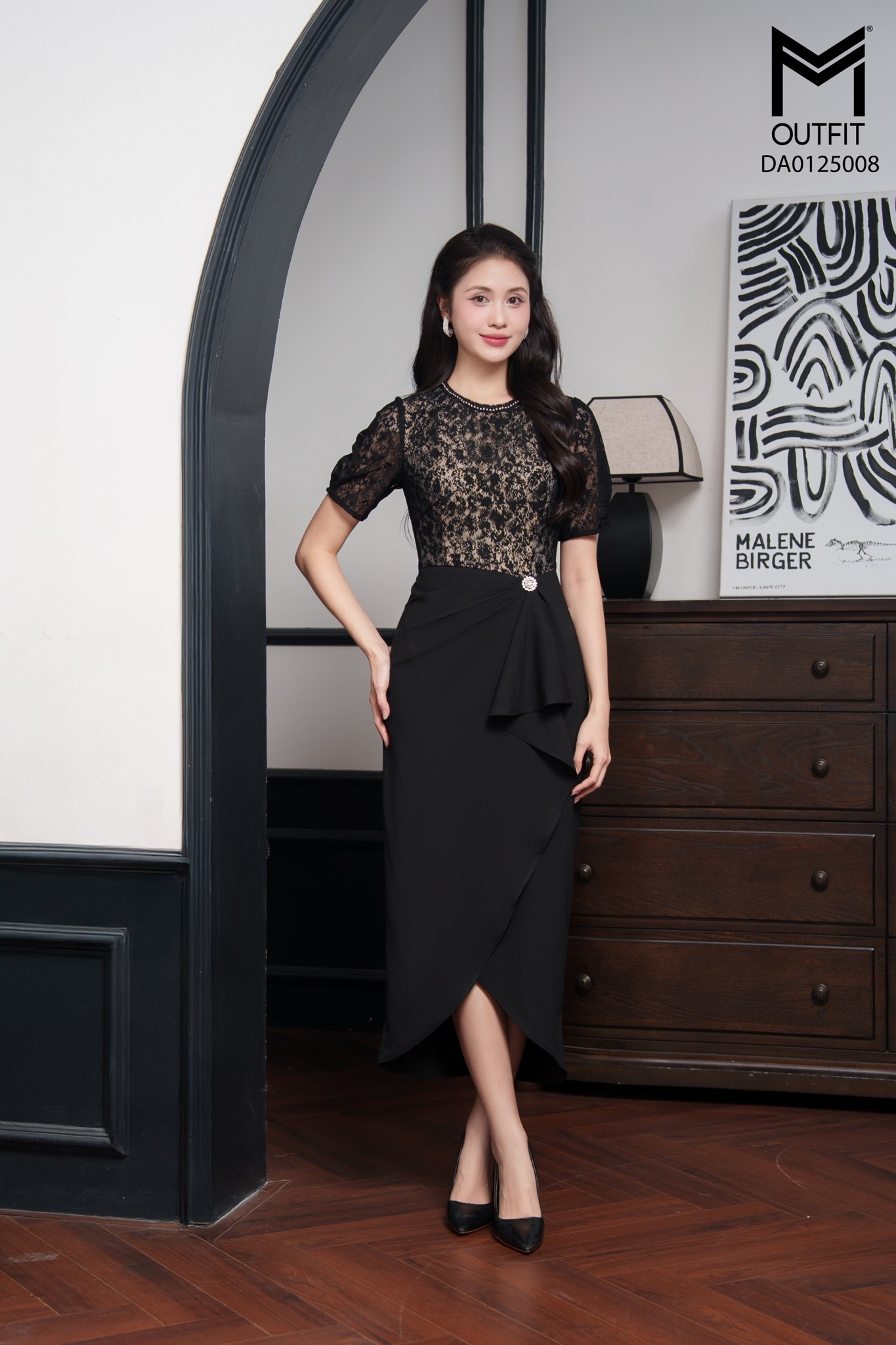 Đầm ôm pha ren tay nhún bồng cổ đính dây đá