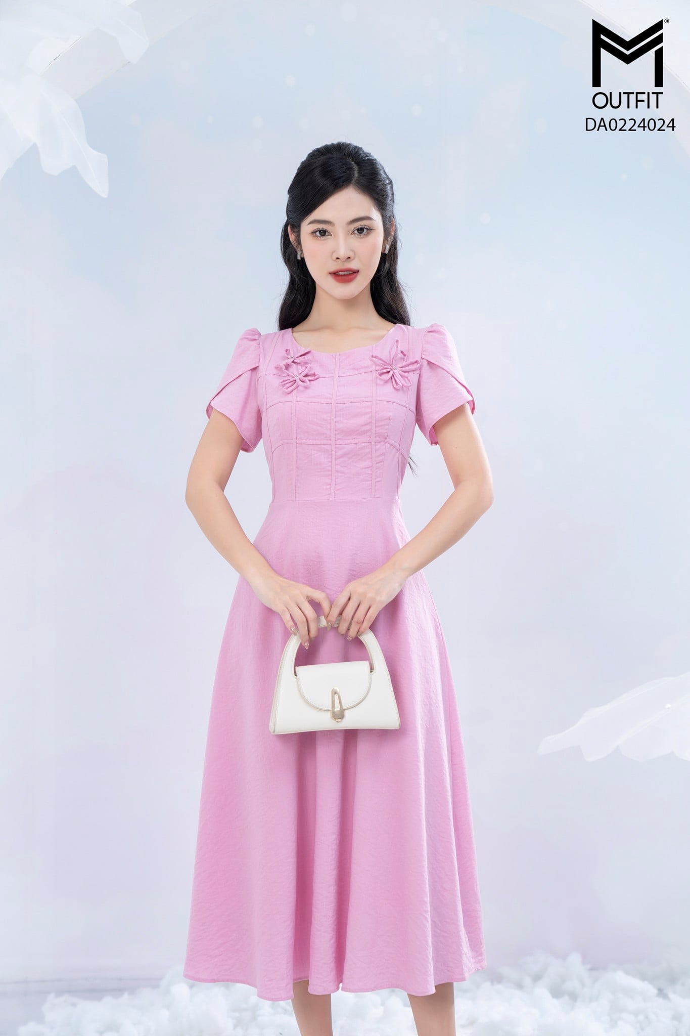 Đầm dáng xòe tay raplang, cổ tròn đính khuy ở ngực