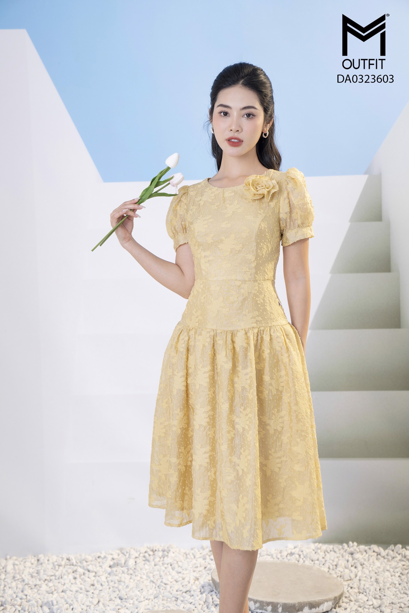 Đầm xòe nhúm eo đính hoa