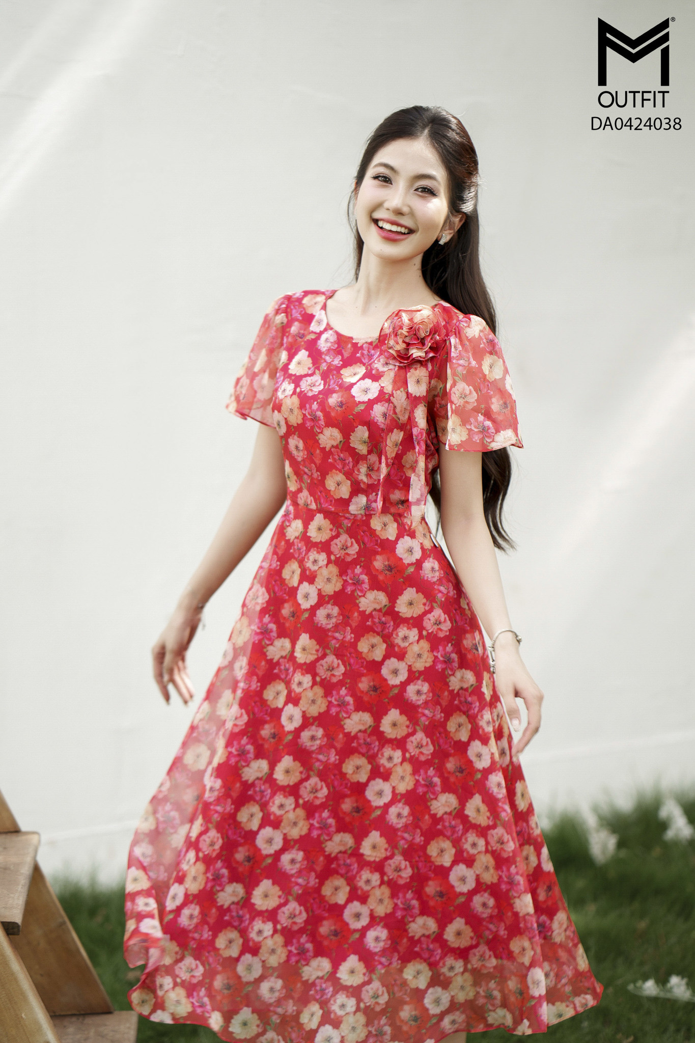 Đầm xòe tay loe vai đính hoa
