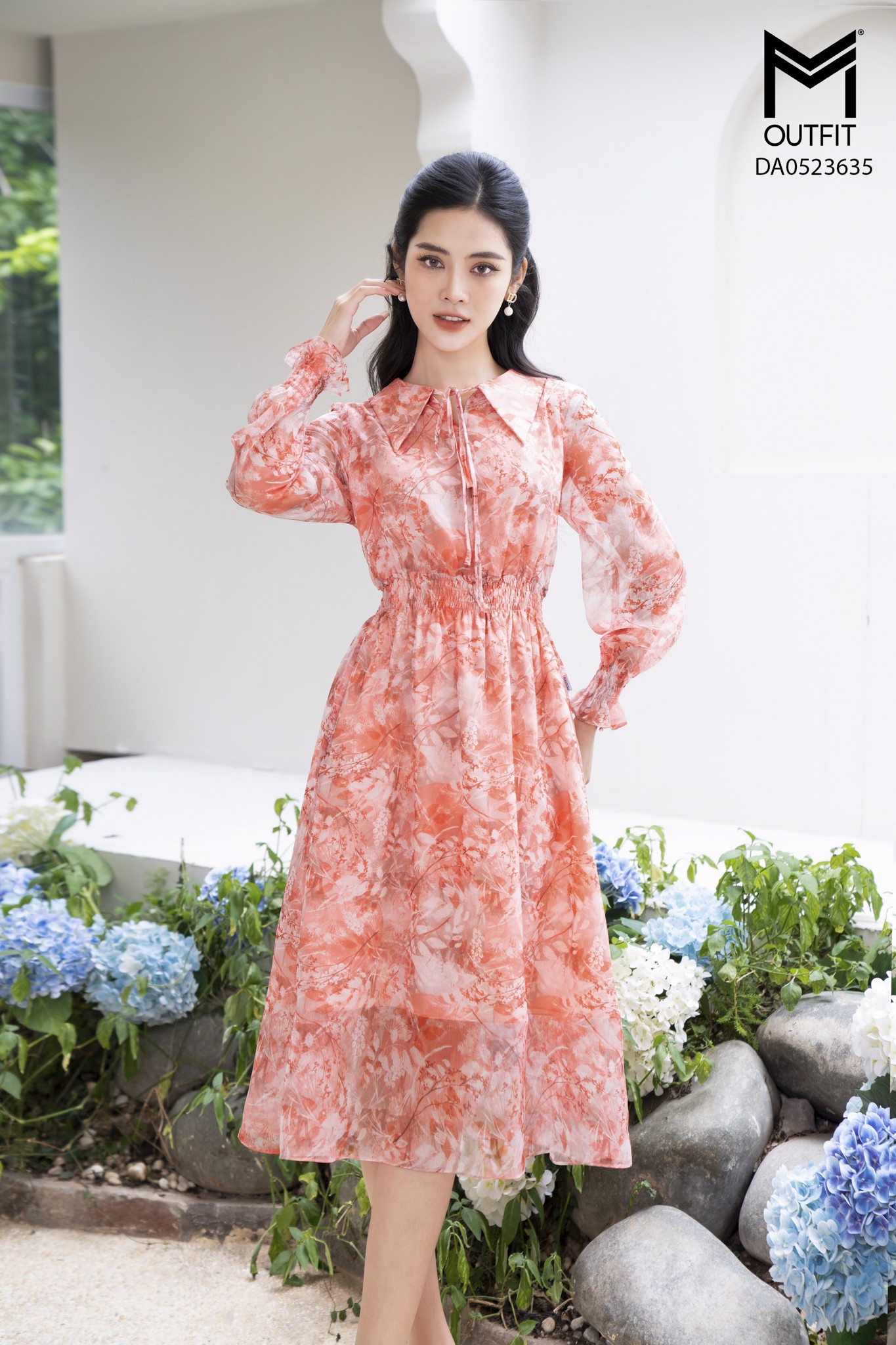 Đầm dáng xòe, tay dài, cổ buộc nơ