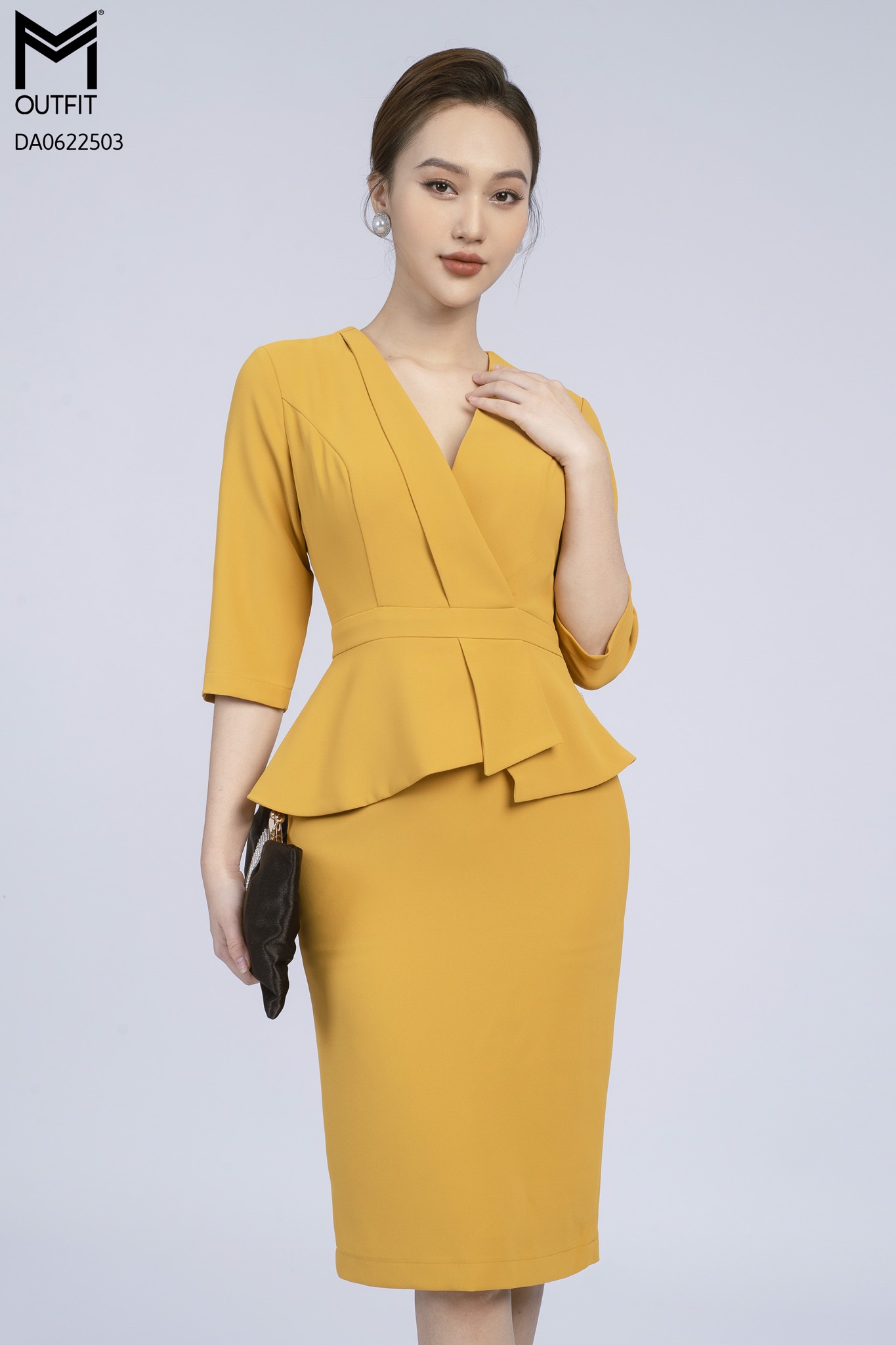 Đầm dáng ôm, tà bong, cổ V tay lửng