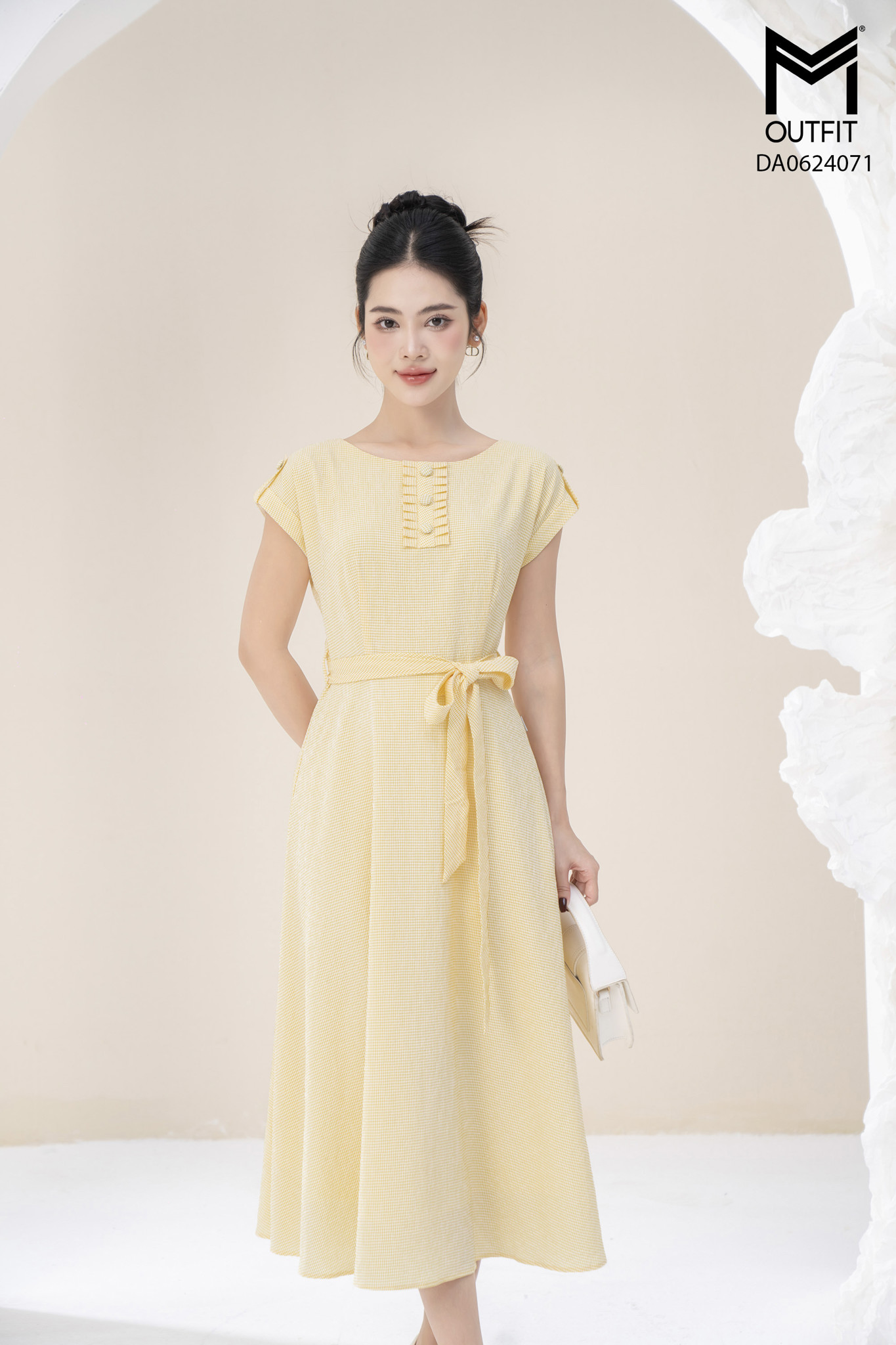 Đầm xòe cổ tròn đính cúc bọc đai cài rời