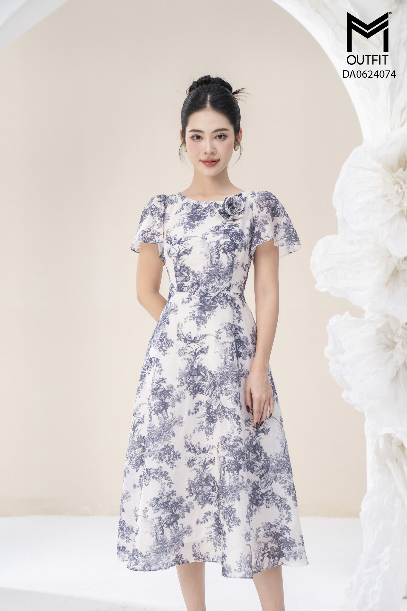 Đầm xòe cổ thuyền đính hoa ngực,tay nhún bồng vai