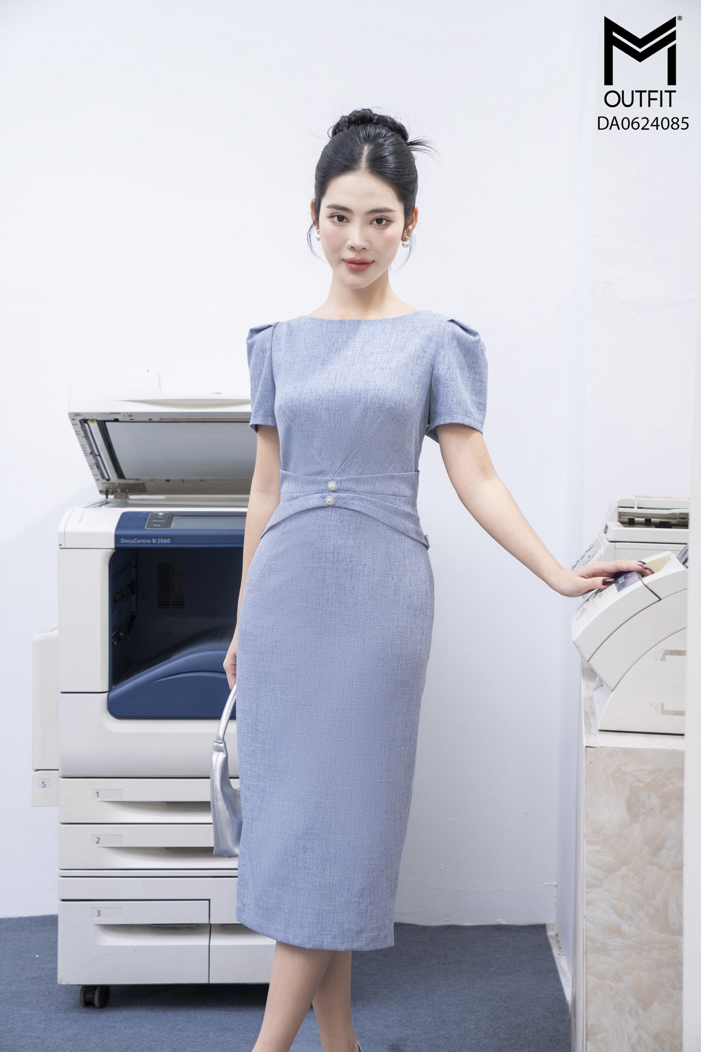 Đầm ôm dáng bút chì tay xếp ly can đai eo đính cúc đá