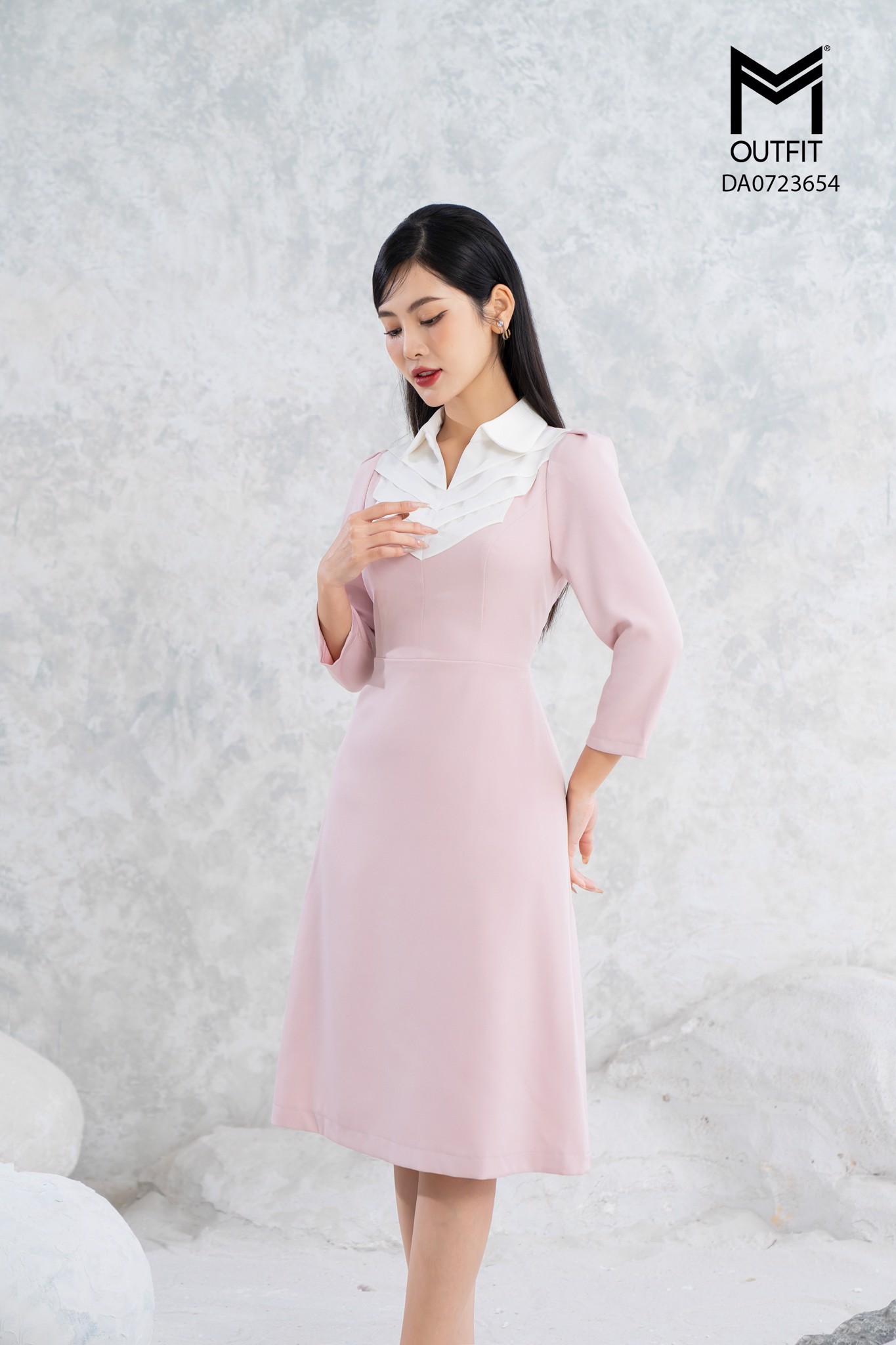 Đầm dáng A, cổ sen tròn
