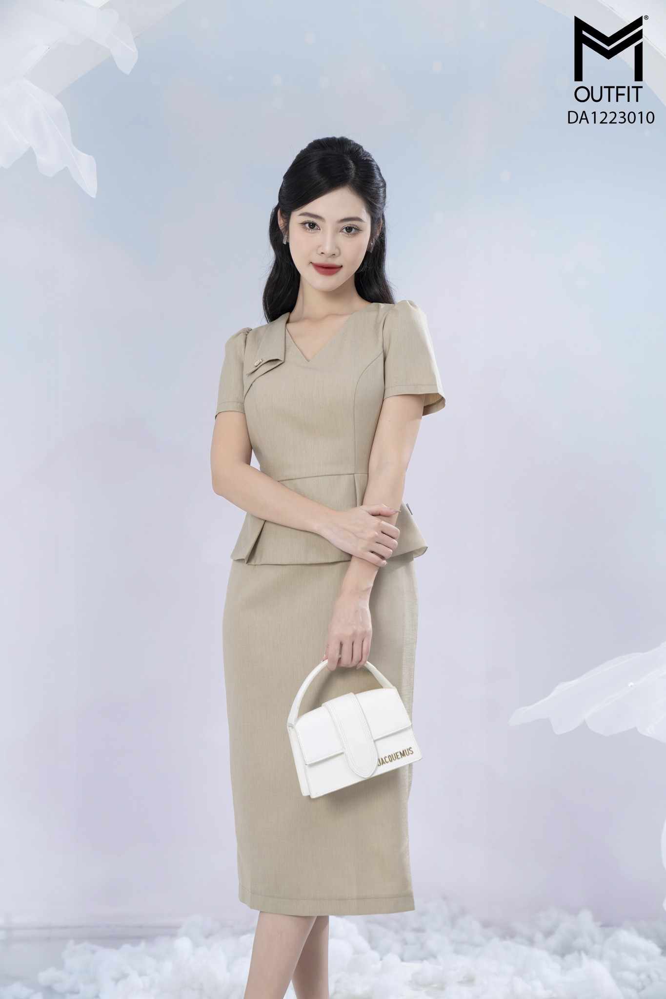 Đầm bút chì peplum cổ chữ V , tà bong đính cúc