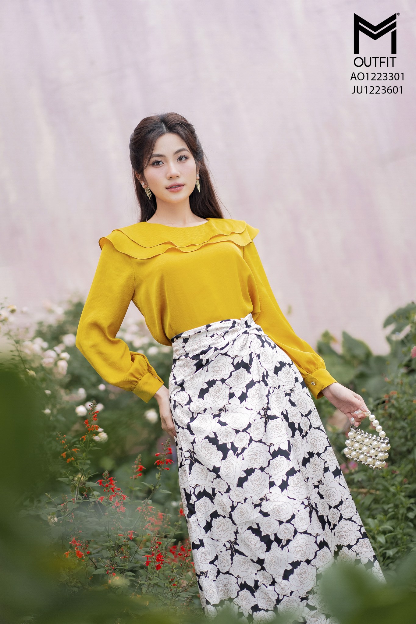 Chân váy xòe hoa trắng