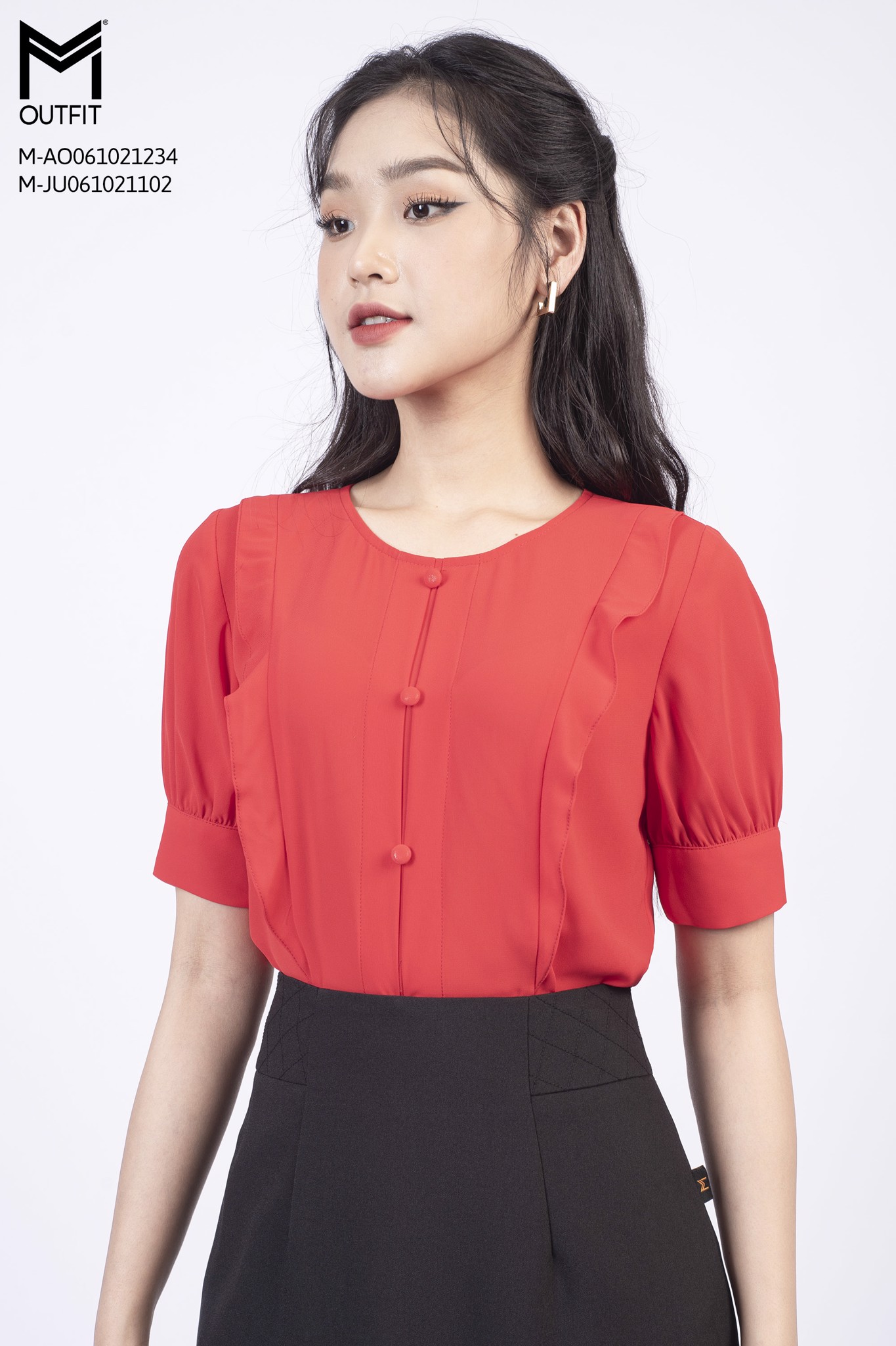 Áo sơ mi cổ tròn, ngực kẹp bèo hai bên, tay cộc, bồng