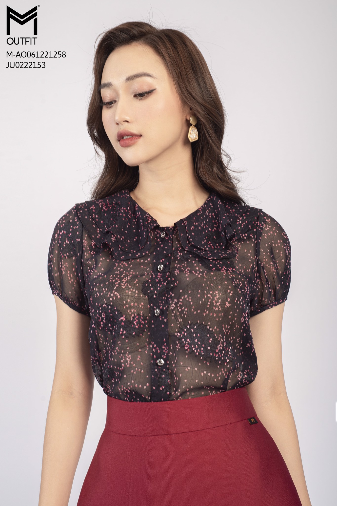Áo sơ mi cộc tay, cổ bèo hai tầng