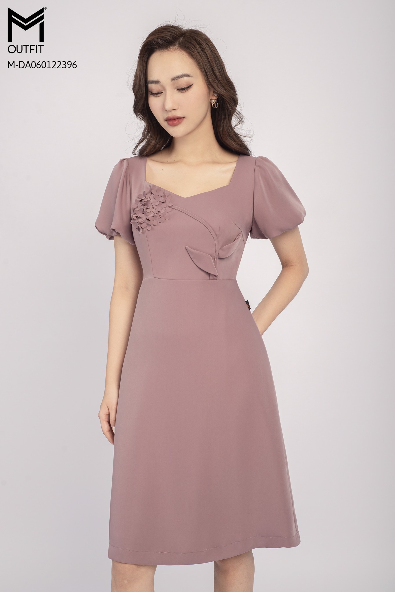 Đầm cổ U đính hoa 3D