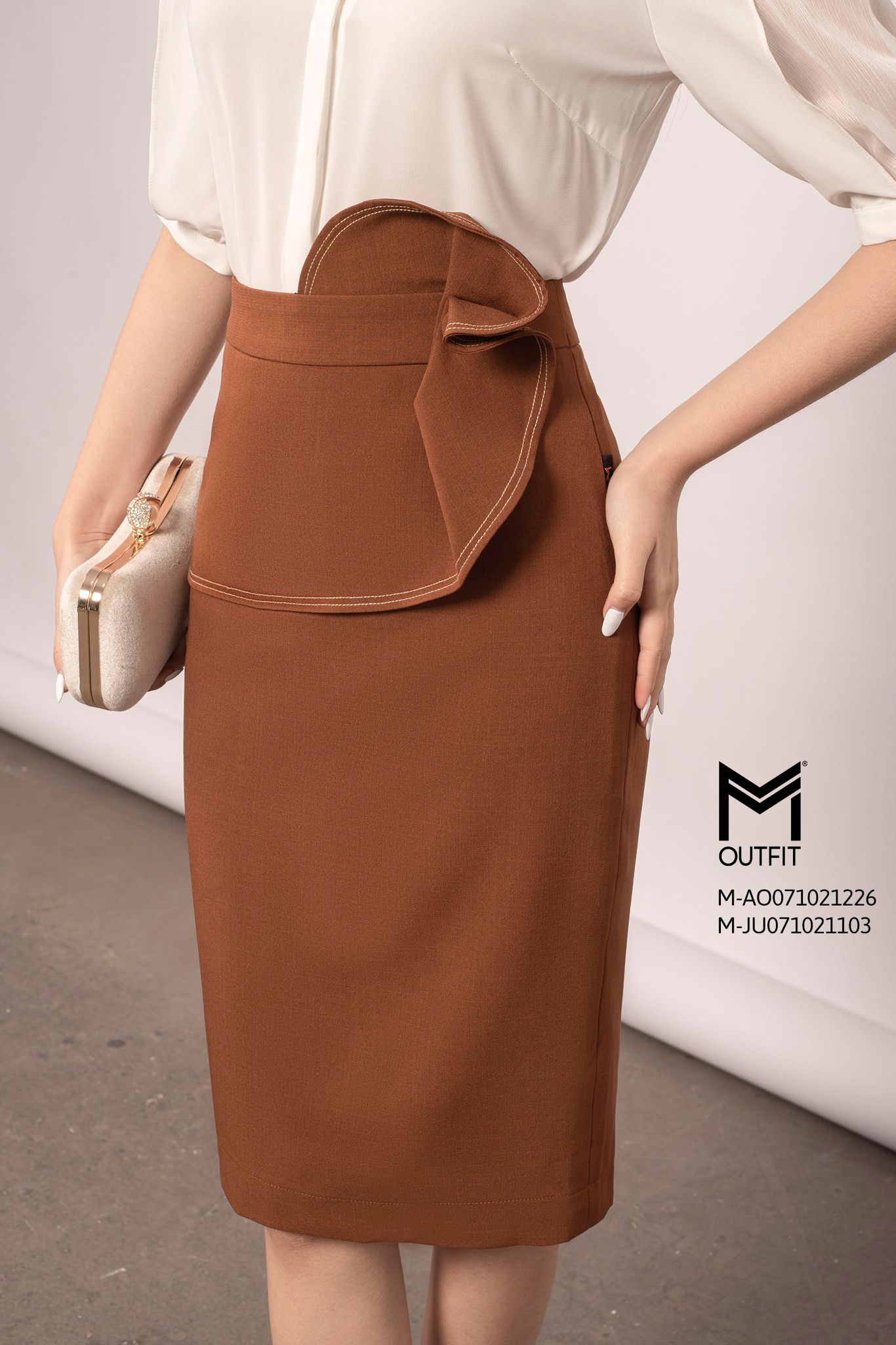 Chân váy bông tuyết đính những quả bông trắng  sakurafashionvn