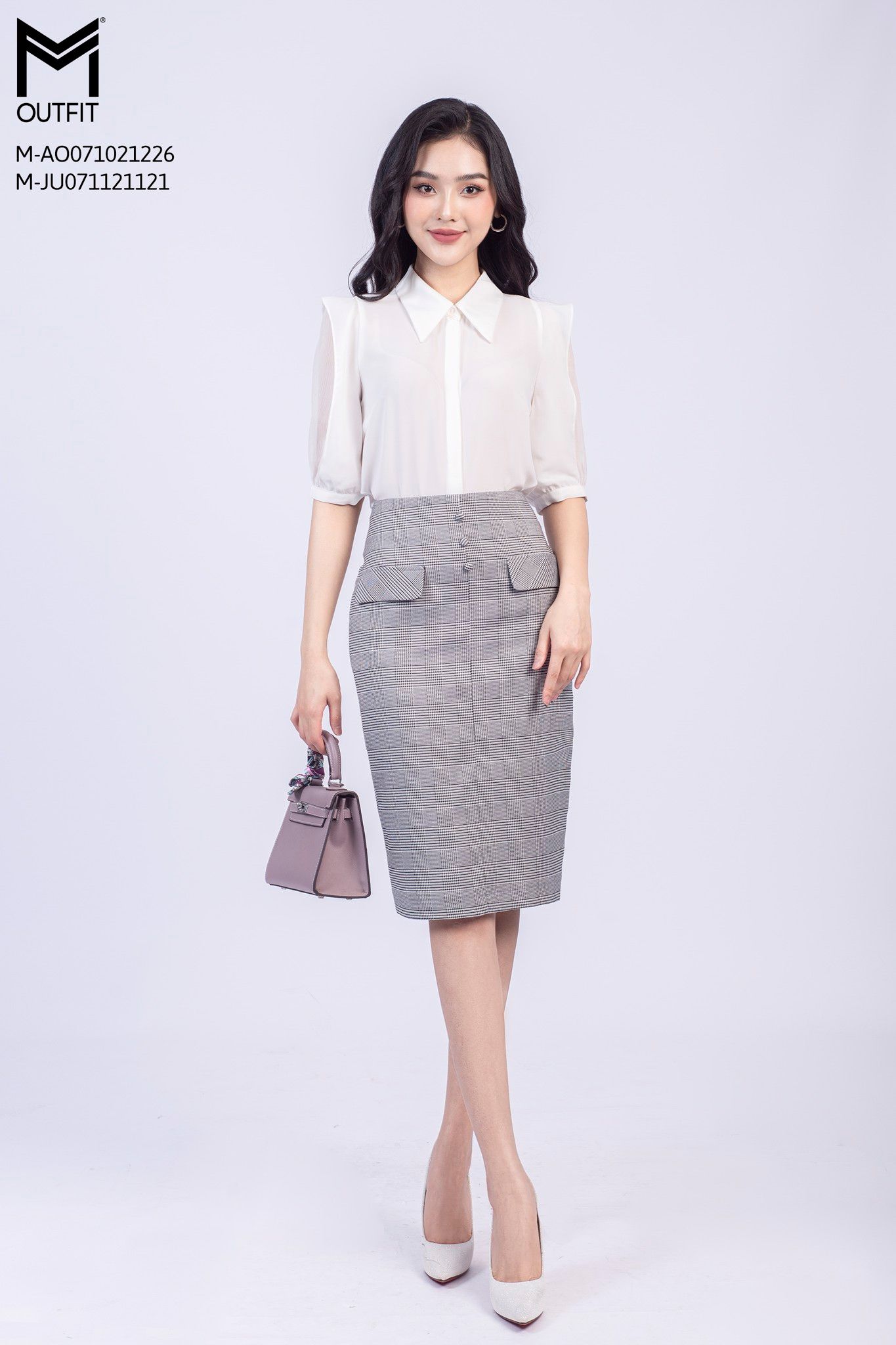 Thời trang công sở Chân váy và áo phông cho ngày làm năng động