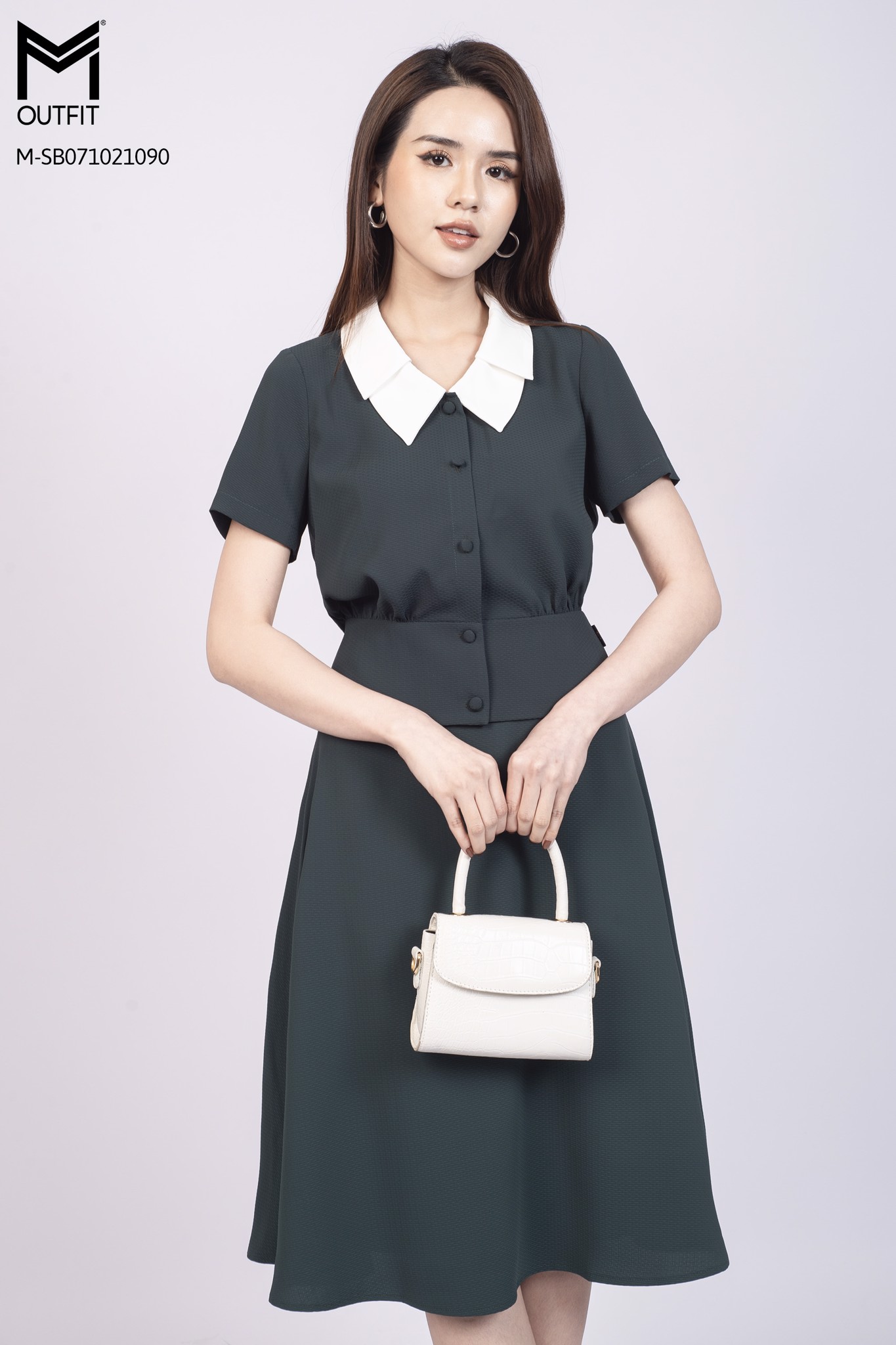 Set bộ áo cộc tay, cổ áo hai lớp. Chân váy dài trùm gối dáng xòe