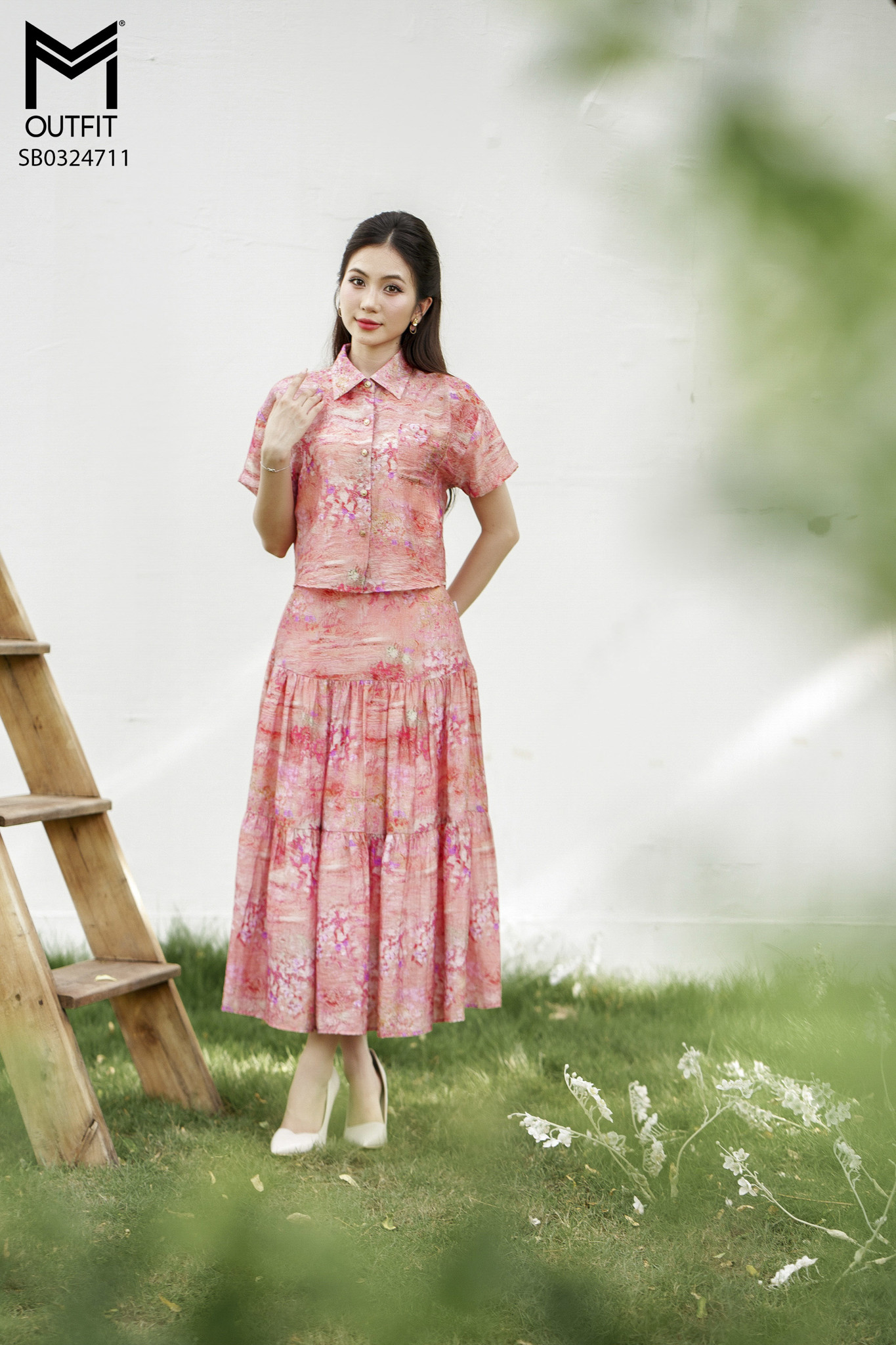 Sét bộ áo croptop xuông eo và chân váy nhún tầng