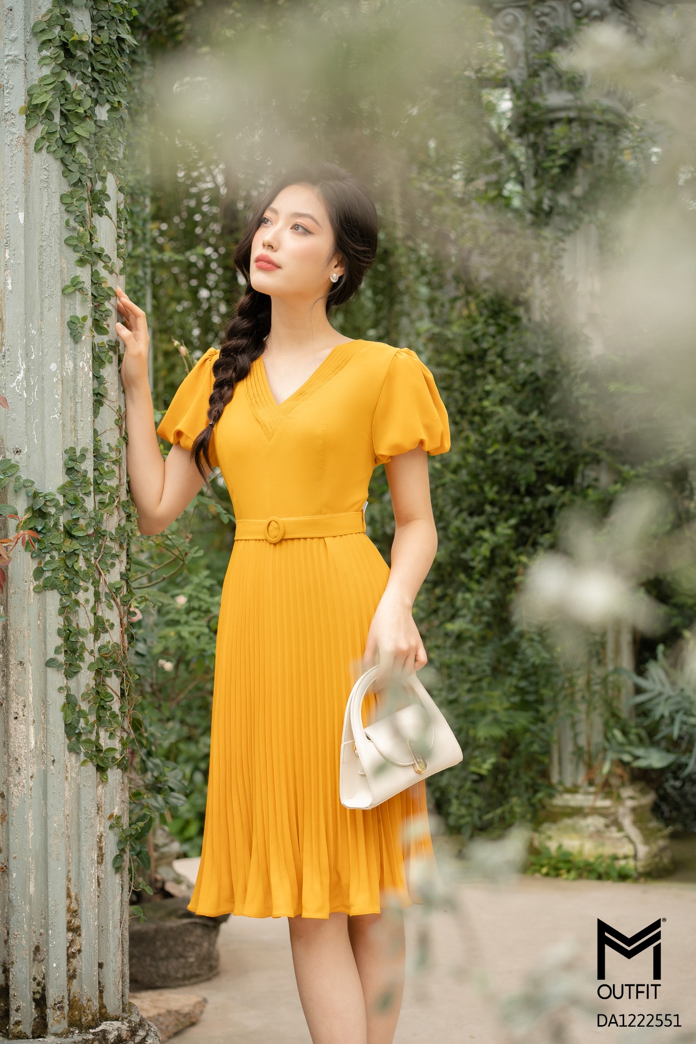 Đầm dáng xòe, cổ V, tùng dập ly kèm đai