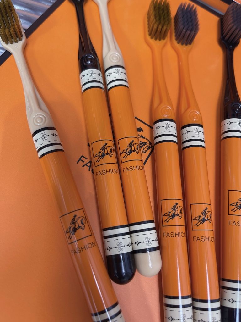 Set Bàn Chải 6 Cây Haras - Sang Trọng Và Chất Lượng!