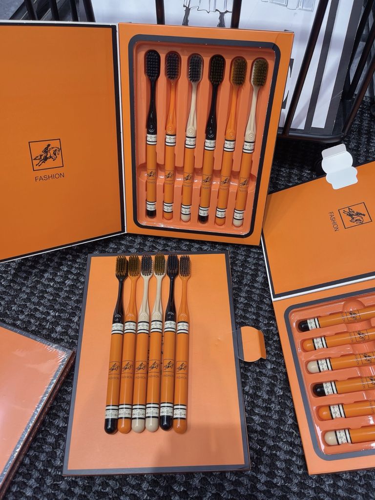 Set Bàn Chải 6 Cây Haras - Sang Trọng Và Chất Lượng!