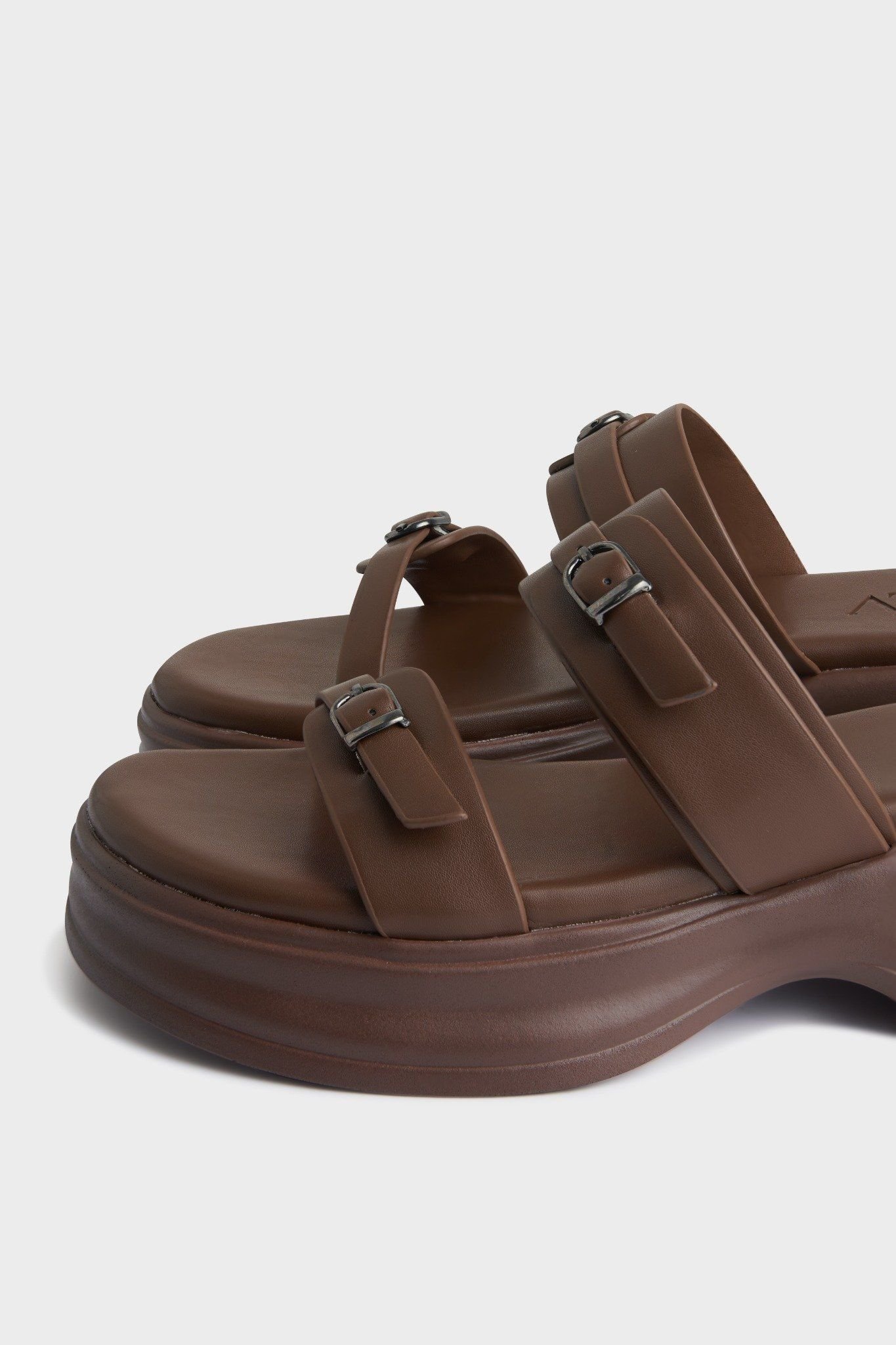 Rachelie Sandals in Brown