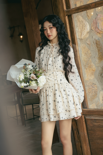  Váy cổ bèo tay dài Serafina Fleur Dress in Cream 