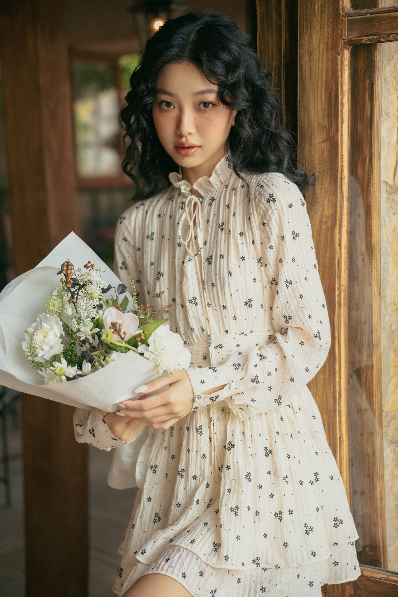 Váy cổ bèo tay dài Serafina Fleur Dress in Cream