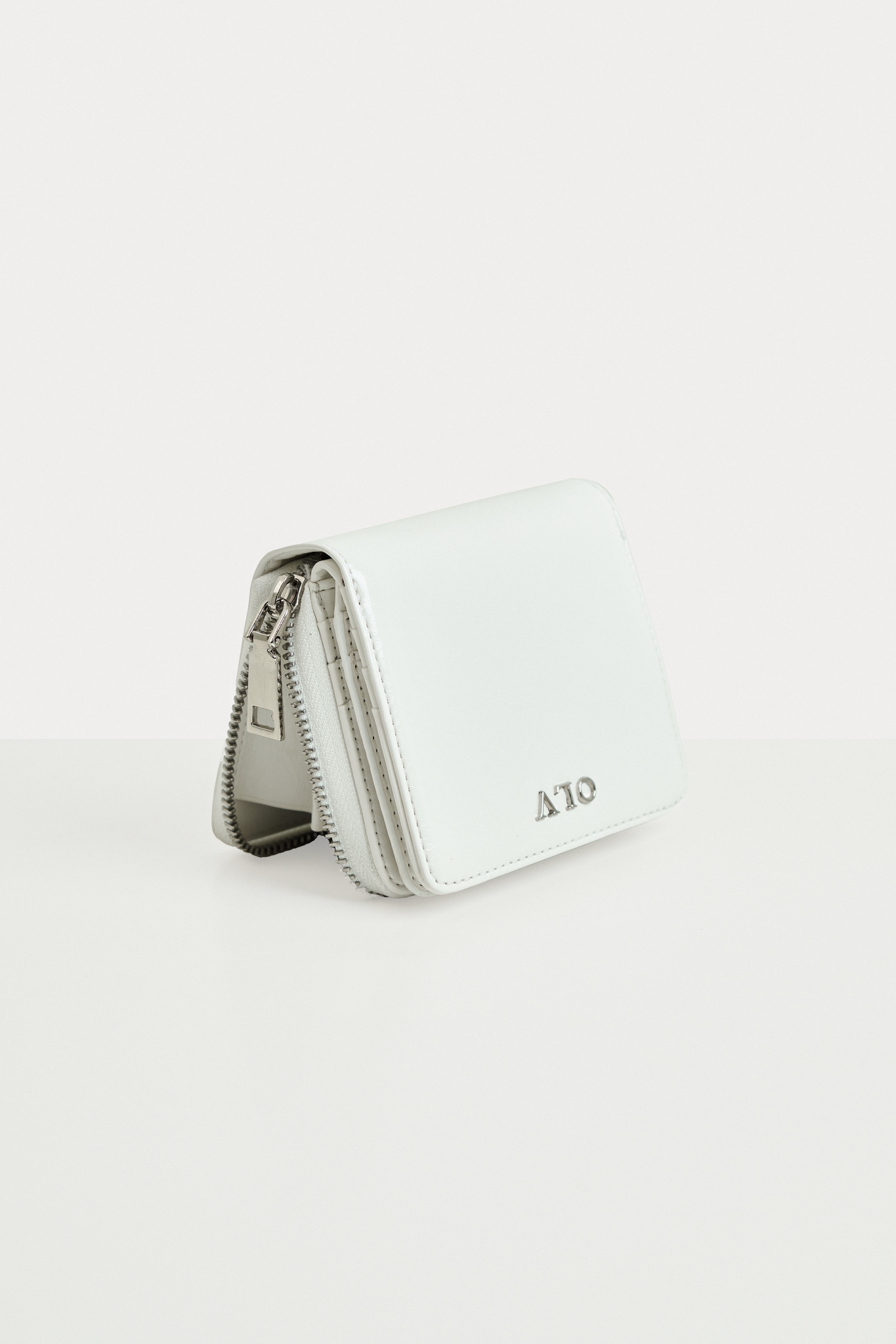 Ví Zarina Mini Wallet In White