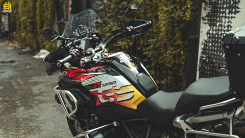 BMW GS R1250 tem trùm tông trắng cam cực kỳ nổi bật