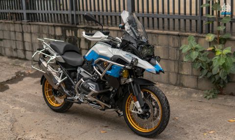 BMW GS R1250 tem trùm xanh dương kết hợp với trắng trên nền decal cao cấp